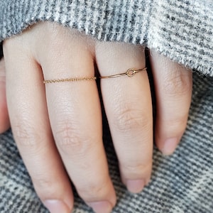Cirkelring - liten kedja - guldring - silverring - stapling av lager - minimal - illusionär