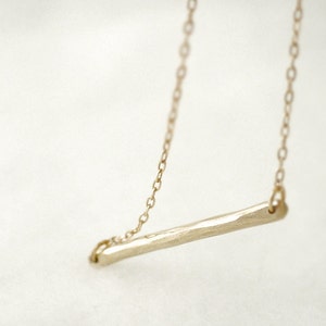 Colar com barra de ouro - horizontal - bronze martelado em corrente banhada a ouro - joia minimalista moderna