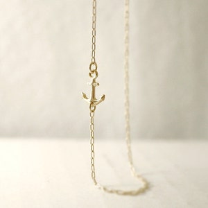 Goldene seitliche Anker Kette - mittig oder seitlich - nautischer Minimal Schmuck