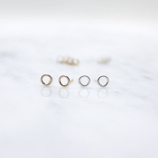 Tiny circle studs | Small circle studs | Minimal studs | Geometric earrings | Circle earrings | Dainty studs | Illusy