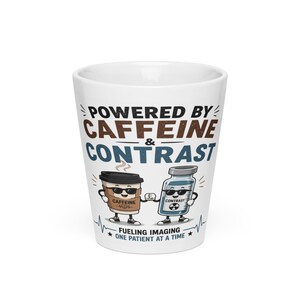 Peut inclure: Un mug à latte en céramique blanche avec le texte POWERED BY CAFFEINE & CONTRAST. Le motif représente une tasse de café et un flacon de produit de contraste qui se font un check, avec le texte FUELING IMAGING ONE PATIENT AT A TIME en bas.