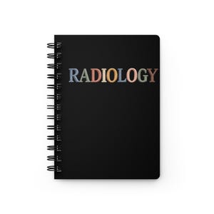Könnte beinhalten: Ein schwarzes Notizbuch mit Spiralbindung, auf dem das Wort RADIOLOGY in einer mehrfarbigen, strukturierten Schriftart in der Mitte gedruckt ist. Die Buchstaben erscheinen in Blau-, Grün-, Gelb-, Rosa- und Orangetönen auf schwarzem Einband.