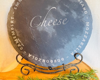 Ronde kaasplank van natuursteen | Gegraveerd met brie, camembert, mozzarella, gorgonzola en Parmezaanse kaas | Charcuterieplank | Keukendecoratie