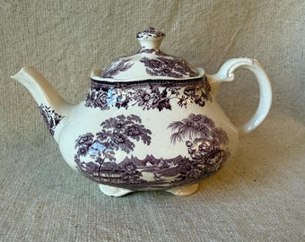 Vintage Independence Ironstone Kaffeekanne von Interpace Japan mit einer markanten, hohen, facettierten geometrischen Form und kobaltblauen linearen Details.