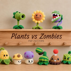 Puede incluir: Una colección de nueve figuras de ganchillo inspiradas en Plants vs. Zombies, incluyendo un lanzaguisantes verde, un girasol amarillo, una planta carnívora morada, maíz, setas y otros personajes, junto a un letrero de madera Plants vs. Zombies.