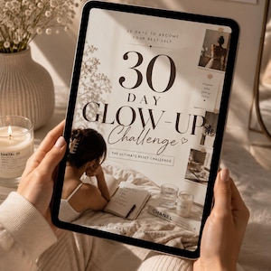 Könnte beinhalten: Ein digitales Tablet mit einem 30 Day Glow-Up Challenge Leitfaden. Der Bildschirm zeigt den Text 30 Day Glow-Up Challenge, The Ultimate Reset Challenge und Mind, Body, Habits, Confidence sowie Bilder einer schreibenden Person und Kerzen.
