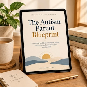 以下が含まれることがあります： The Autism Parent Blueprintというタイトルのワークブックの表紙を表示したタブレット。丘の上に昇る太陽のイラストと、Neurodivergent BlueprintsおよびThe Blueprint Bayというテキストがクリーム色の背景に描かれています。