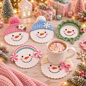 Puede incluir: Cinco posavasos de ganchillo con forma de muñeco de nieve, con caras blancas, narices de zanahoria naranjas, sonrisas de puntos negros y mejillas rosadas. Cada uno incluye un accesorio de invierno distinto, como gorros, orejeras o un gorro con volantes.