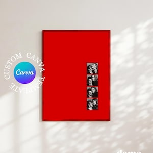 Puede incluir: Un marco de póster rectangular rojo que presenta una tira vertical de cuatro imágenes en blanco y negro estilo fotomatón que muestran a una pareja. El marco tiene un borde rojo sólido y una gran área central roja alrededor de la tira.