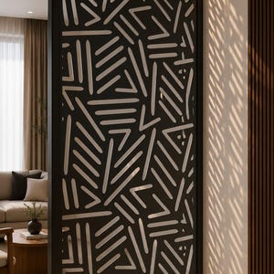 Puede incluir: Un separador de ambientes alto y rectangular con un marco negro y un panel cortado a láser con un patrón repetitivo de líneas horizontales, verticales y diagonales. El diseño crea formas geométricas abiertas y la parte superior está iluminada.