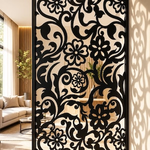 Puede incluir: Un separador de ambientes alto y rectangular con marco de metal negro y un intrincado patrón floral cortado con láser. El diseño consiste en flores estilizadas, enredaderas y hojas que crean un motivo calado continuo.