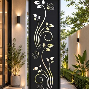 Puede incluir: Un panel de privacidad rectangular y alto de metal negro con un diseño vertical cortado con láser de enredaderas fluidas, hojas y flores tipo loto. Los recortes revelan un fondo claro, creando un panel decorativo de alto contraste.