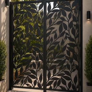 Puede incluir: Una puerta doble de metal negro con un patrón cortado a láser de hojas y ramas superpuestas. La puerta está enmarcada por dos pilares de piedra de color claro, cada uno equipado con una pequeña lámpara de pared cilíndrica en el lateral.