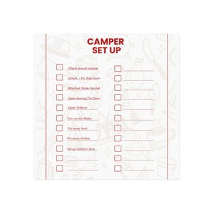 Op de afbeelding: Een witte papieren checklist met de rode titel CAMPER SET UP, voorzien van twee kolommen met selectievakjes en lijnen voor taken zoals Check around camper, Unlock - Put Step Down, Attached Water Spicket, Open Awning/Tie Down, Open Slideout.