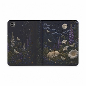 Peut inclure: Une housse de tablette sombre illustrée d'une scène de jardin nocturne avec un agneau endormi, des fleurs blanches, des digitales violettes, des fougères et des papillons sous une pleine lune et un ciel étoilé parsemé de petites lumières dorées.