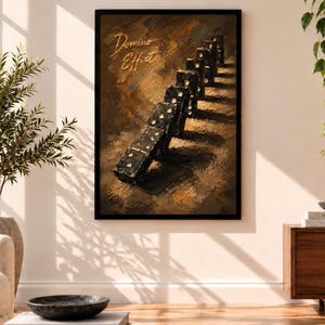 Könnte beinhalten: Ein gerahmter Kunstdruck mit einem Ölgemälde einer Reihe fallender schwarzer Dominosteine. Der Hintergrund ist in einer texturierten braunen und goldenen Farbpalette gehalten. Der Text "Domino Effect" steht in goldener Schreibschrift oben links.