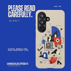 Könnte beinhalten: Eine beige Smartphone-Hülle mit einem grafischen Design, das den Text "I AGREE to absolutely nothing" sowie abstrakte Formen, Treppen und Symbole in Rot, Blau und Schwarz zeigt. Die Hülle hat einen Ausschnitt für eine Dreifachkamera.