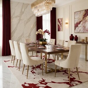 Puede incluir: Un comedor con una mesa rectangular de madera con patas de metal dorado, rodeada de ocho sillas tapizadas de color crema. Una gran l&aacute;mpara de ara&ntilde;a de cristal cuelga encima, sobre una alfombra con un patr&oacute;n abstracto en rojo y crema.