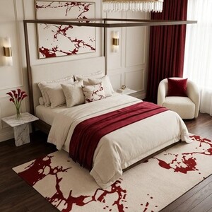 Puede incluir: Un dormitorio con una cama con dosel de marco color crema, ropa de cama blanca y una manta roja oscura. Una alfombra a juego con un patr&oacute;n de m&aacute;rmol rojo se encuentra en el suelo, complementada por una obra de arte mural con un dise&ntilde;o similar.