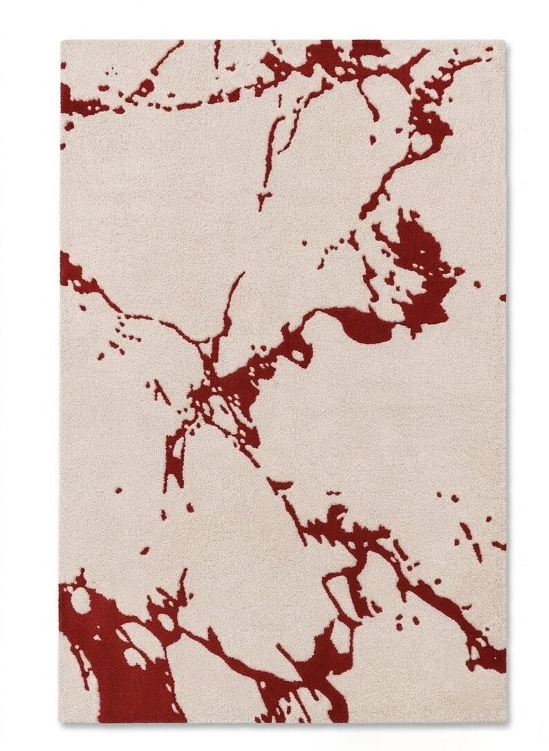 Puede incluir: Una alfombra rectangular con una base de color crema y un patr&oacute;n abstracto audaz en rojo oscuro que se asemeja a vetas de m&aacute;rmol o salpicaduras org&aacute;nicas. La superficie tiene una textura de pelo denso y uniforme en todo el dise&ntilde;o.