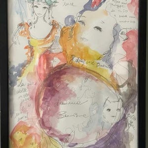 Op de afbeelding: Een ingelijste aquarelillustratie met twee gestileerde figuren, één met een groen hoofddeksel en gele jurk, de andere met oranje haar, omringd door handgeschreven Italiaanse tekst waaronder Il drago buono en La sfera delle luce.