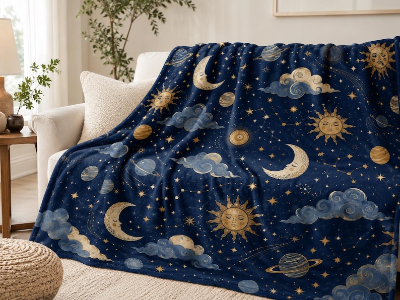 以下が含まれることがあります： 顔が描かれた金色の太陽、顔が描かれた三日月、輪のある惑星、渦巻く灰色の雲、そして小さな黄色い星や星座が散りばめられた、天体模様の紺色のフリースブランケット。