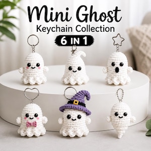 Può includere: Una collezione di sei portachiavi a forma di fantasma realizzati all'uncinetto bianco con vari accessori, tra cui un cappello da strega viola, un papillon rosa e diversi anelli in metallo. Il testo "Mini Ghost Keychain Collection 6 IN 1" è visibile.