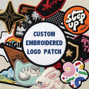 Può includere: Una collezione di varie toppe ricamate con forme e disegni diversi, tra cui una toppa circolare centrale con il testo CUSTOM EMBROIDERED LOGO PATCH, un gatto, un coniglio, una stella, un arcobaleno e motivi astratti colorati.
