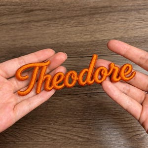 Gepersonaliseerde 3D-geborduurde naampatch, opstrijkbaar, met schrijflettertype, voor kleding, rugzakken en petten.