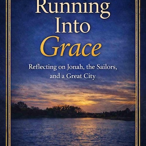 以下が含まれることがあります： DLジャクソン著「Running Into Grace: Reflecting on Jonah, the Sailors, and a Great City」というタイトルのブックカバー。カバーには、夕暮れ時の湖の上に浮かぶ三日月と、金色の縁取りが施された濃い青色の夜空が描かれています。