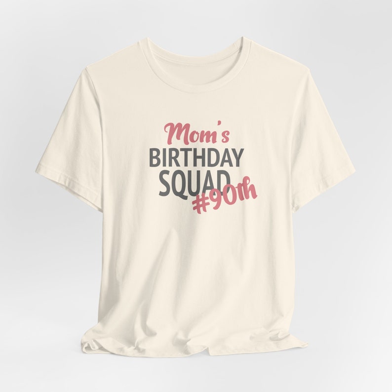 L'anniversaire de maman Squad 50e 60e 70e 80e 90e T-shirt Bella Canvas Naturel 90th