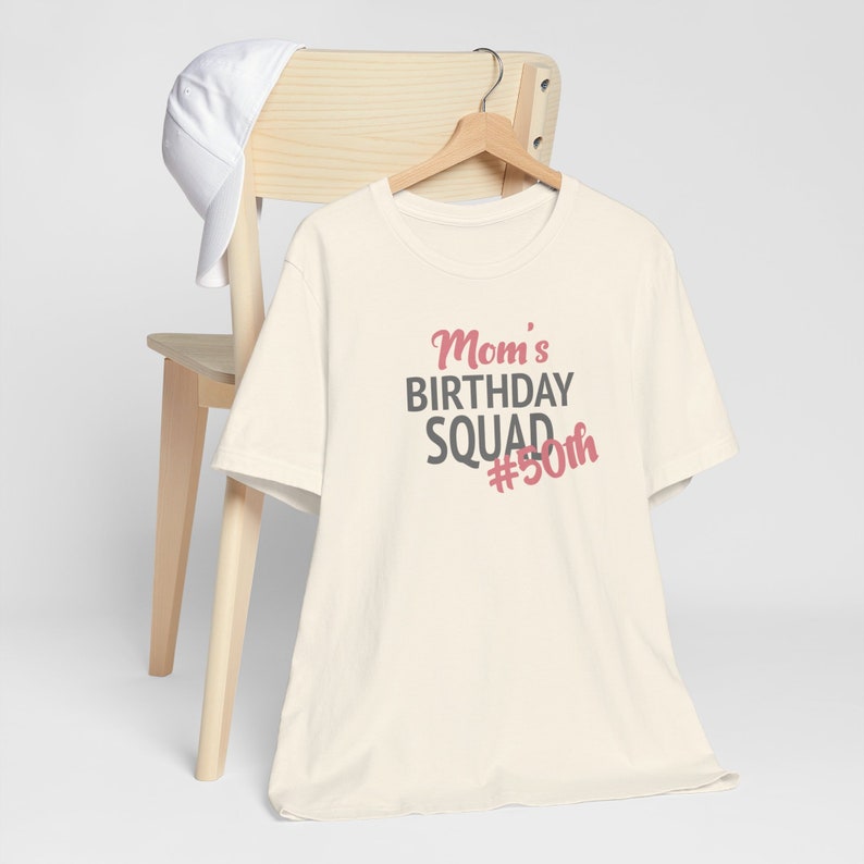 L'anniversaire de maman Squad 50e 60e 70e 80e 90e T-shirt Bella Canvas Naturel image 1