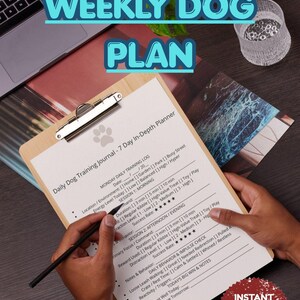 Può includere: Una cartellina in legno contenente un diario di addestramento per cani di 7 giorni con caselle di controllo per registri giornalieri, dettagli delle sessioni e monitoraggio del comportamento. La pagina presenta un'icona a zampa e testo.