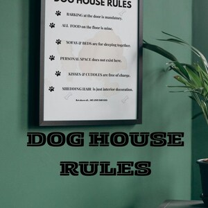 Può includere: Una stampa artistica da parete incorniciata su sfondo bianco intitolata DOG HOUSE RULES con testo nero e icone di impronte di zampe. Il testo elenca sei regole, tra cui BARKING at the door is mandatory, ALL FOOD on the floor is mine e SOFAS & BEDS are for sleeping together.