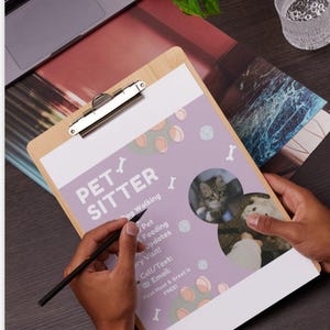 Può includere: Un volantino per pet sitter color viola chiaro su una cartellina in legno con testo bianco che recita PET SITTER, Dog Walking, Pet Feeding, Updates e First Meet & Greet is FREE. Il volantino include foto circolari di un gatto e un cane.