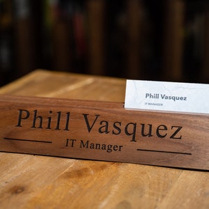 Gegraveerde visitekaarthouder, naambord bureau, aangepast naambord, gepersonaliseerde houten bureaunaam, aangepaste notenhouten bureaunaam, directiebureau