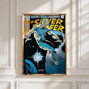 Può includere: Una copertina di fumetto incorniciata intitolata The Silver Surfer, Sentinel of the Spaceways. L'illustrazione mostra una figura umanoide blu metallizzato e argento che surfa su una tavola nello spazio, con un pianeta e stelle sullo sfondo. Il testo riporta 15 cents, 19 e Oct.