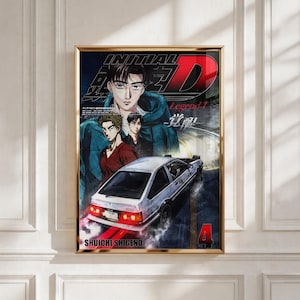 Könnte beinhalten: Ein gerahmtes Poster mit dem Initial D Legend 1 Anime-Artwork. Das Design zeigt drei männliche Charaktere und ein weißes Toyota AE86 Drift-Auto auf einer Straße. Der Text umfasst Initial D, Legend 1 und den Namen Shuichi Shigeno in Fettschrift.