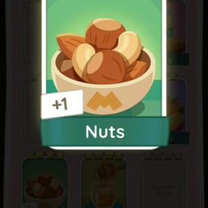 Op de afbeelding: Een digitale spelstickerkaart met een lichtgekleurde kom gevuld met diverse bruine en beige noten. De kaart heeft een groene rand, vier gele sterren bovenaan, een wit label met +1 en het woord Nuts in het wit onderaan de kaart.