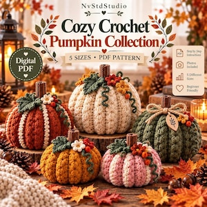 Puede incluir: Un patrón PDF digital para una colección de calabazas de ganchillo que incluye cinco calabazas en varios colores, como naranja, crema, amarillo, rosa y verde. Cada calabaza tiene una superficie de ganchillo texturizada, un tallo marrón y flores.