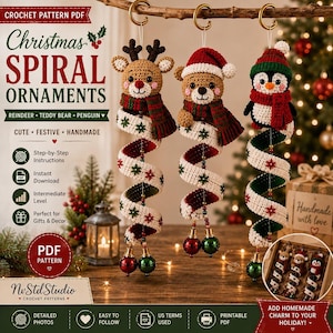 Peut inclure: Trois décorations en spirale au crochet représentant un renne, un ours en peluche et un pingouin, chacun portant une écharpe et un bonnet. Les corps en spirale sont blancs avec des motifs de flocons verts et rouges, terminés par des grelots.
