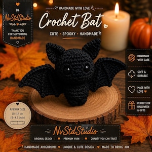 Può includere: Un pipistrello amigurumi all'uncinetto nero con grandi occhi scuri e ali spiegate, posizionato su una fetta di legno rotonda. Il testo sull'immagine include 'Crochet Bat', 'NvStdStudio' e 'APPROX SIZE 10-12 cm (4-4.7 inch)' con vari dettagli.