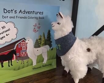 Op de afbeelding: Een wit pluche lama-speeltje met een blauwe bandana waarop de naam Dot in groene letters staat, naast een kleurboek getiteld Dot's Adventures, Dot and Friends Coloring Book, met een afbeelding van een rode schuur, een zwart paard en een lama.