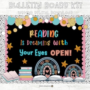 Peut inclure: Kit de tableau d'affichage noir avec le texte "READING Is Dreaming With Your Eyes OPEN!". Le design comprend un arc-en-ciel, des étoiles, des livres et des éléments décoratifs. Les mots "BULLETIN BOARD KIT" et "Instant DIGITAL DOWNLOAD" sont en haut.