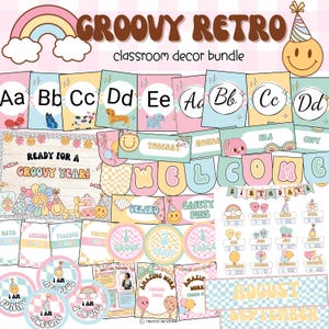 Op de afbeelding: Klassendecoratiepakket met een groovy retro-thema. Inclusief alfabetkaarten, welkomstbanners, verjaardagsdecoraties en motiverende stickers. Het kleurenpalet bevat pastelroze, geel en blauw met een regenboog- en smiley-motief.