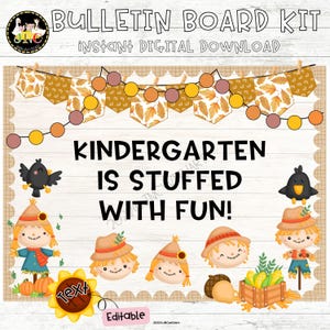 Pode incluir: Um kit de quadro de avisos digital com o texto Kindergarten is stuffed with fun. O design inclui bandeirolas com tema de outono, guirlandas de pompons laranja e marrom, pássaros pretos, espantalhos e uma caixa de madeira com milho.