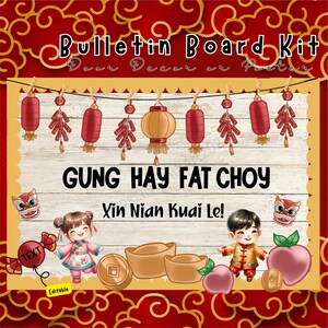 Op de afbeelding: Een feestelijke prikbordkit met een rood en goud thema. Het ontwerp bevat lantaarns, vuurwerk en de tekst "GUNG HAY FAT CHOY" en "Xin Nian Kuai Le!". Bevat cartoon illustraties van kinderen, munten en perziken.