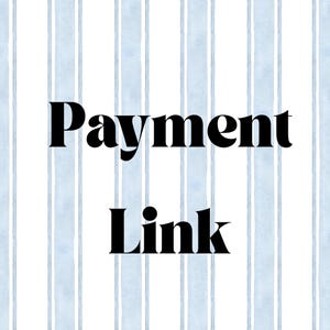 Op de afbeelding: Een vierkante afbeelding met de tekst Payment Link in een vetgedrukt zwart schreeflettertype, gecentreerd op een achtergrond van verticale lichtblauwe aquarelstrepen gescheiden door dunne witte lijnen voor een strakke opmaak.