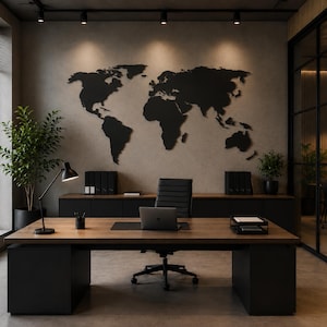 Puede incluir: Un espacio de oficina moderno con un escritorio de madera grande, una computadora portátil, una silla de oficina negra y un mapa del mundo de metal negro montado en una pared de concreto. Incluye una lámpara de escritorio y plantas verdes.