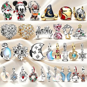 Pode incluir: Uma coleção de vários berloques de metal com personagens, temas festivos, corações, estrelas e formas geométricas. Os berloques incluem representações de um elfo de Natal, Mickey Mouse, uma rena, um chapéu de mago, Iron Man, o capacete de Thor e flocos de neve.